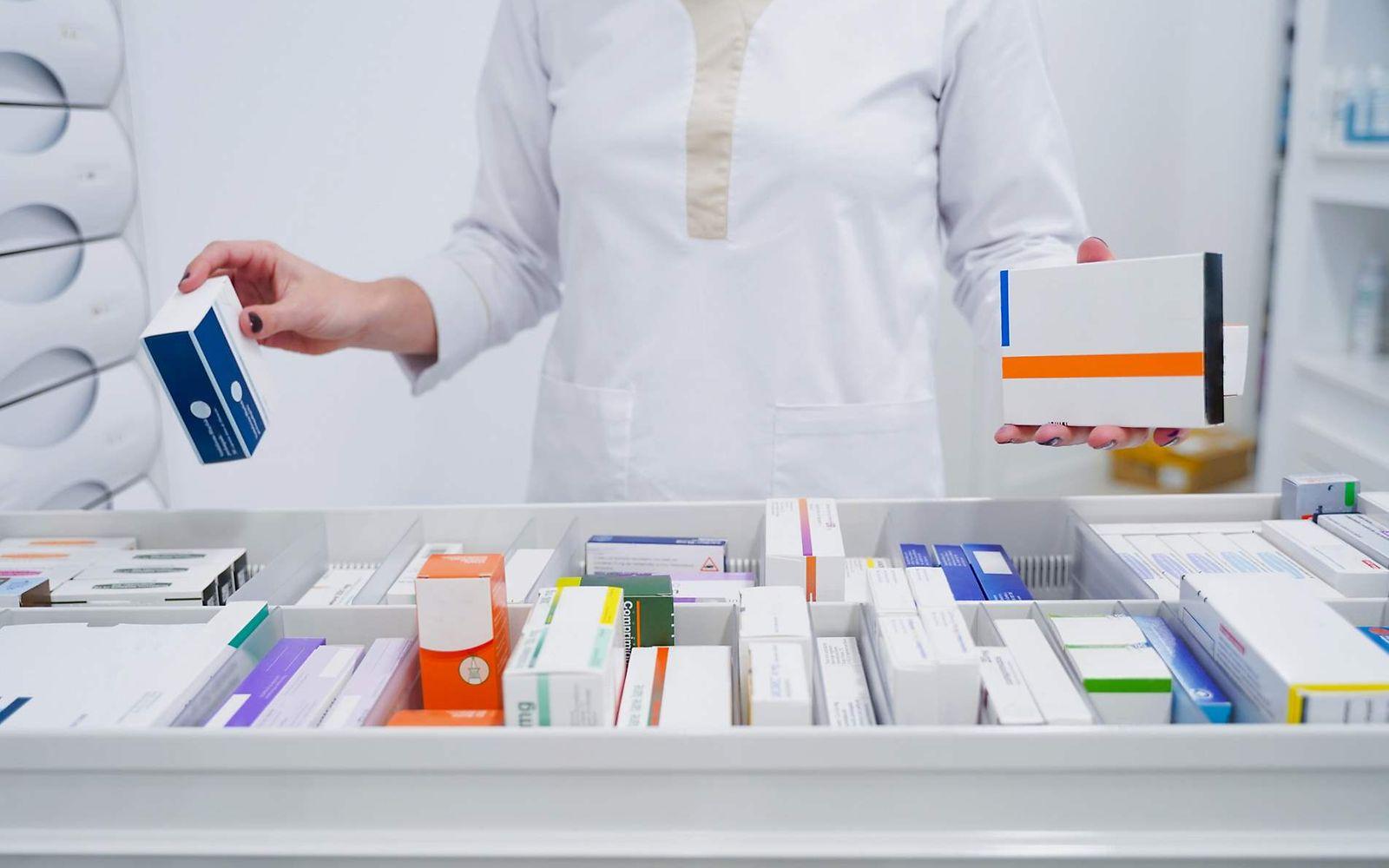 Bild: Apothekerin an einer Schublade mit Arzneimitteln.