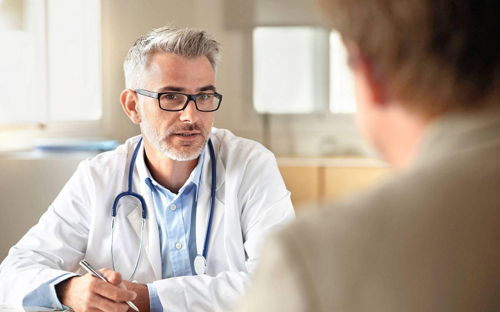 Bild: Arzt im Gespräch mit einem Patienten zu einem DMP Programm.