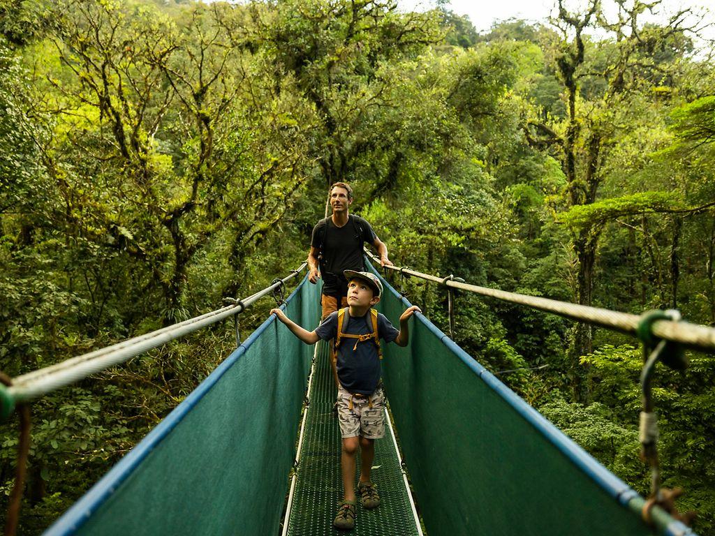 Unbezahlter Urlaub & Krankenversicherung: Vater läuft mit Sohn über Hängebrücke