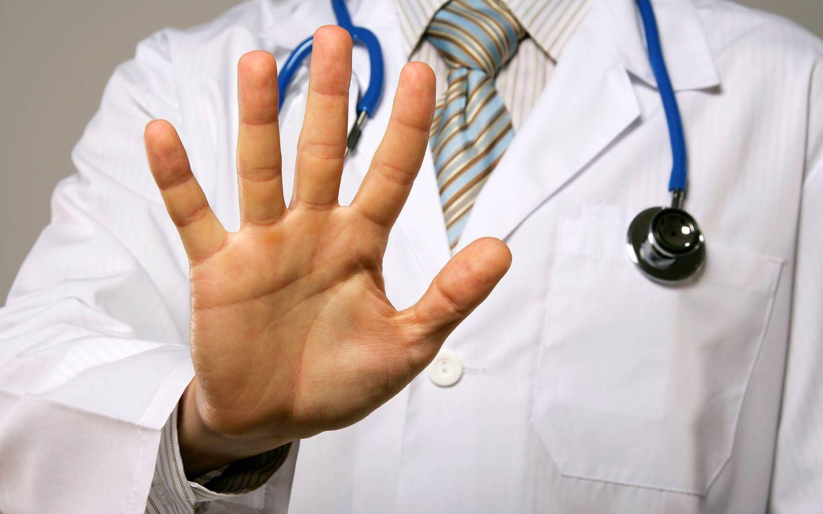 Bild: Arzt der die Hand ausgestreckt hat, um Stopp zu sagen