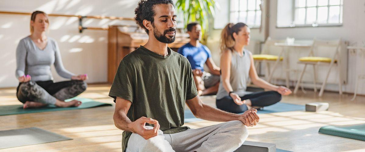 Yoga als Präventionskurs: Atemübungen im Schneidersitz