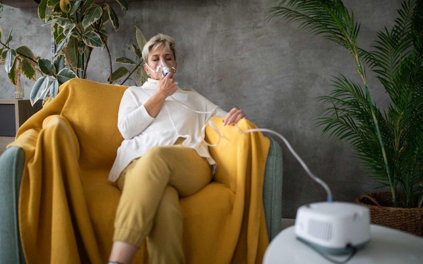 Bild: Frau inhaliert mit einem Inhalationsgerät