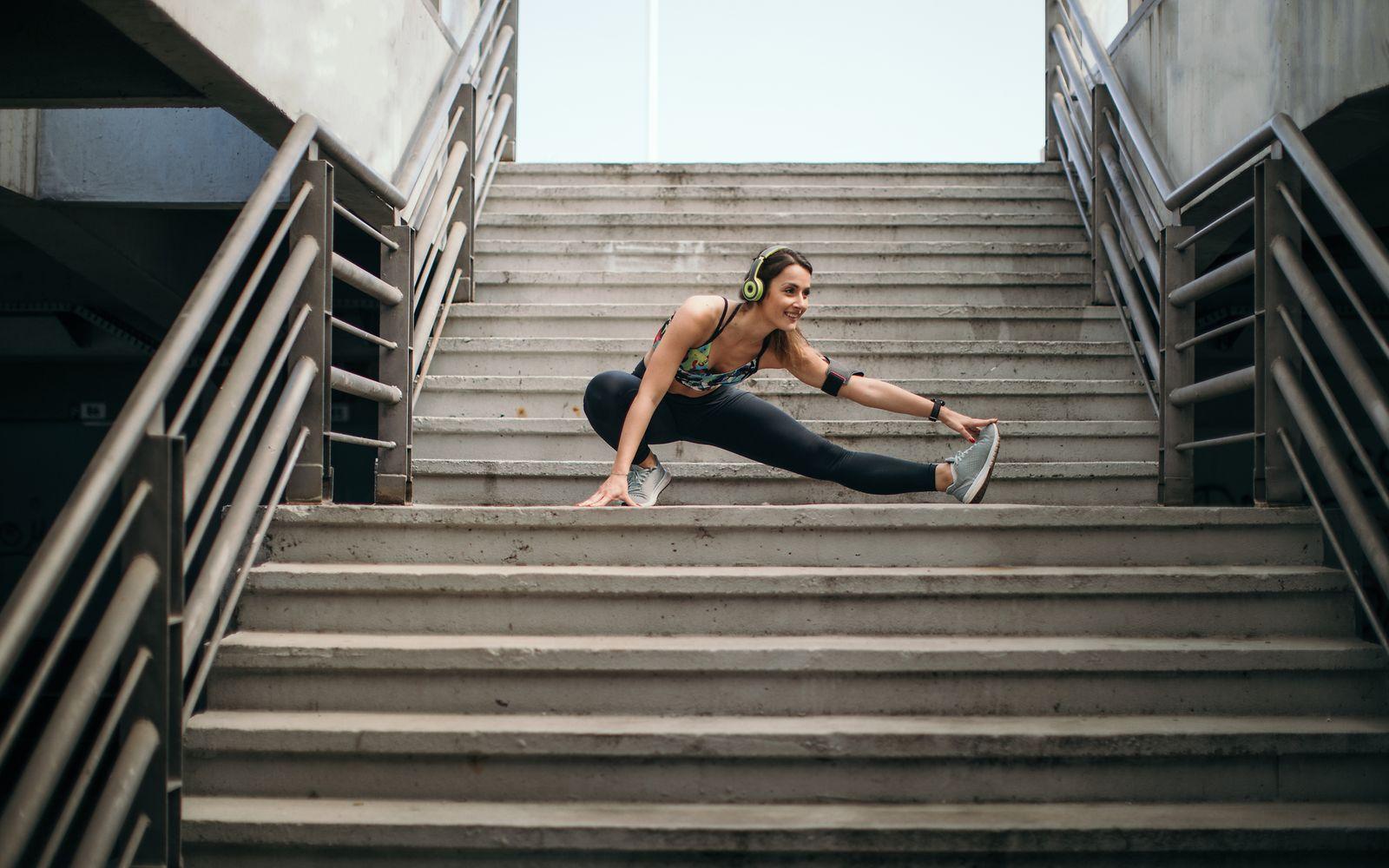 Symbolbild: Junge Frau trainiert auf einer Treppe.