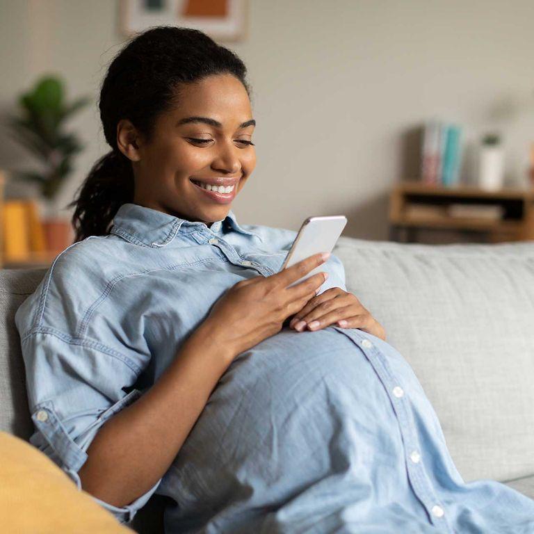 Schwangere nutzt Smartphone
