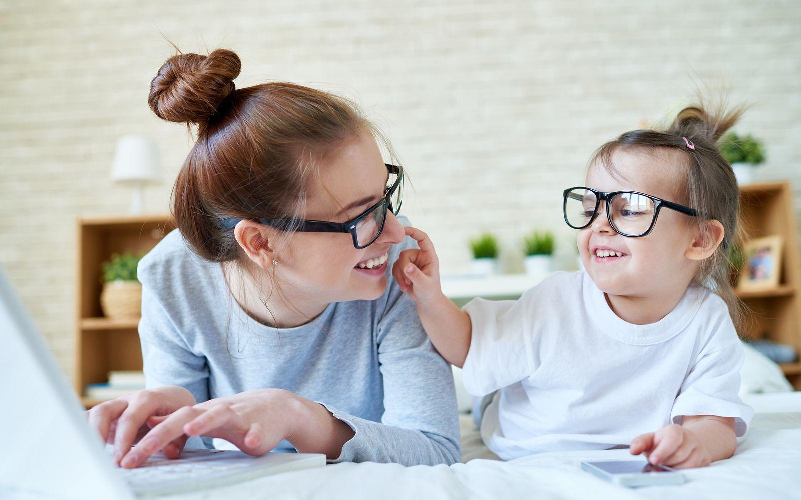Symbolbild: Junge Mutter mit Brille und Kind mit Brille