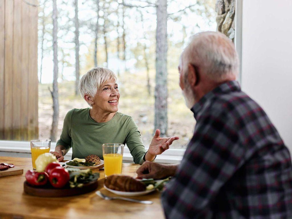 ErnÄhrung bei KHK: Älteres Ehepaar beim Frühstück