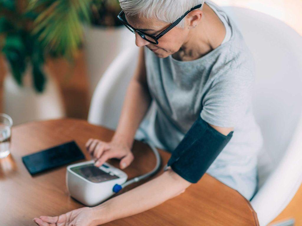 Bluthochdruck: Frau misst zu Hause ihren Blutdruck