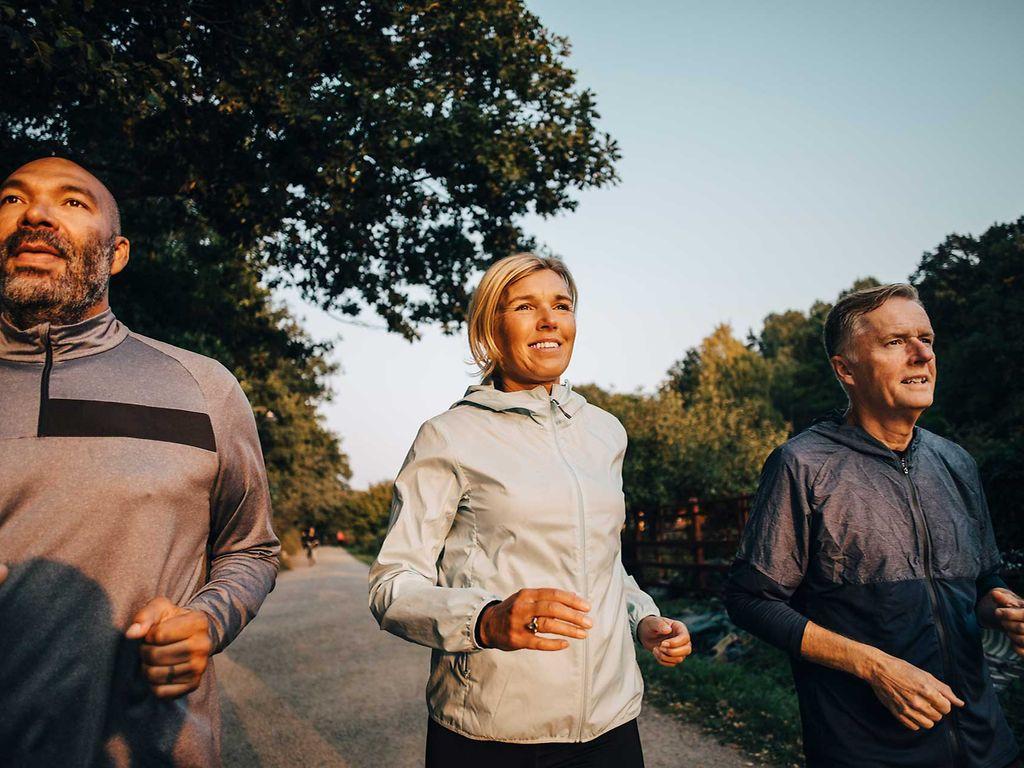 Sport bei Osteoporose: Drei Leute beim Laufen