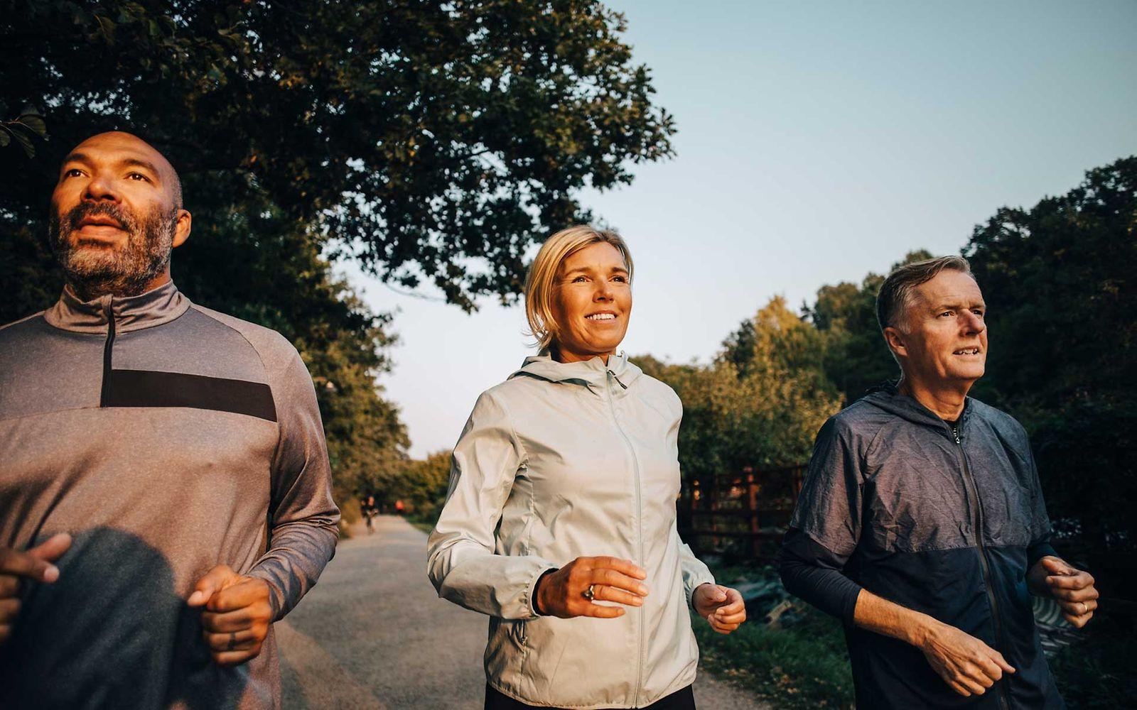 Sport bei Osteoporose: Drei Leute beim Laufen