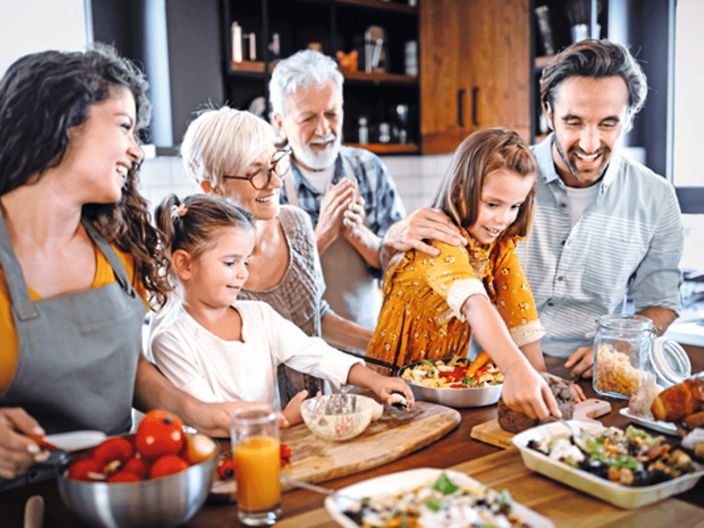 Familie am Tisch, Essen