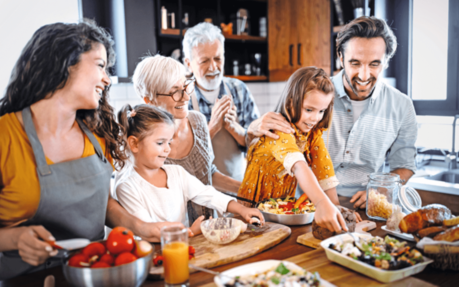 Familie am Tisch, Essen