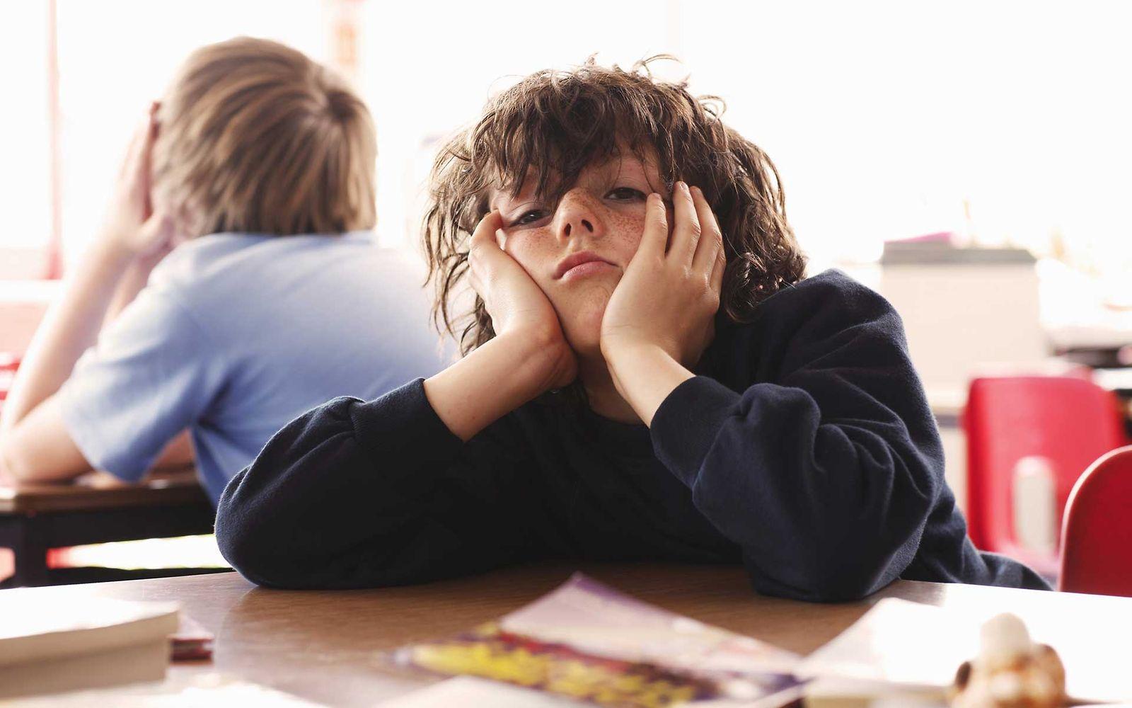 Symbolbild ADHS bei Kindern: Junge langweilt sich in der Schule