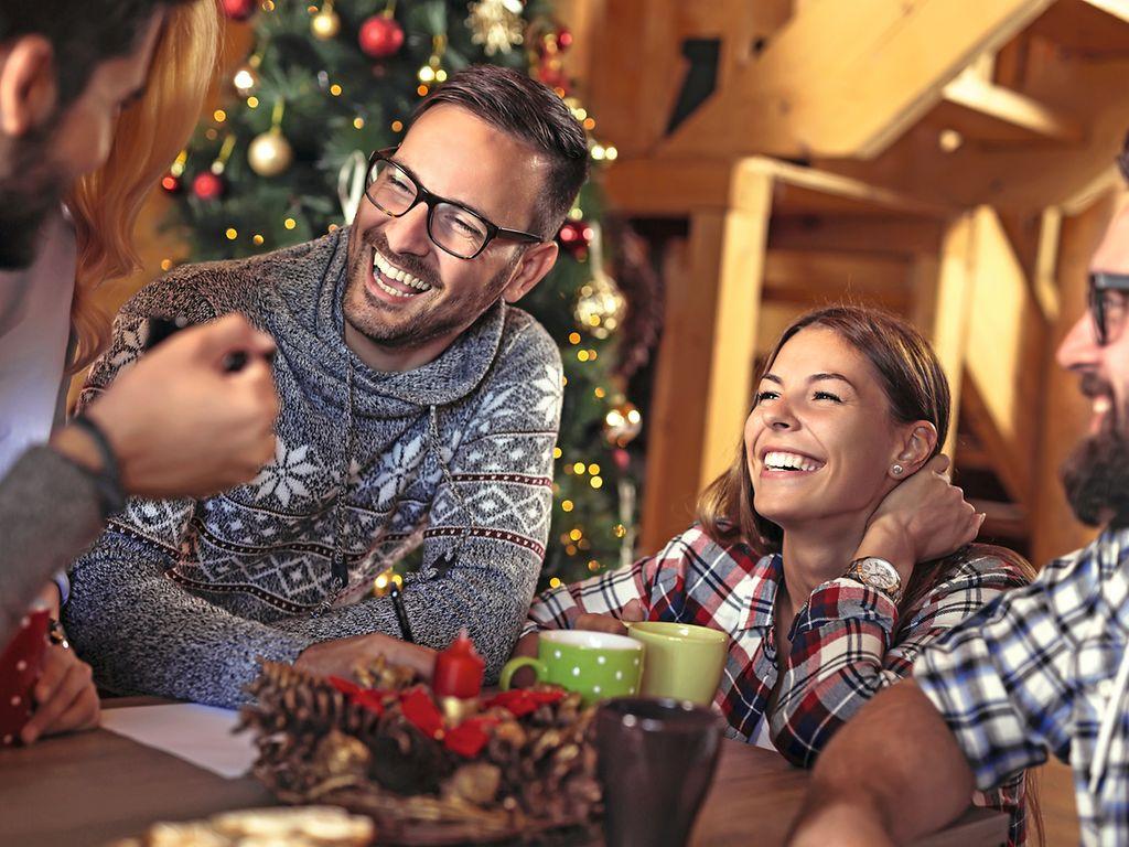 Bild: Mitarbeitende sitzen an einem Tisch in der Vorweihnachtszeit