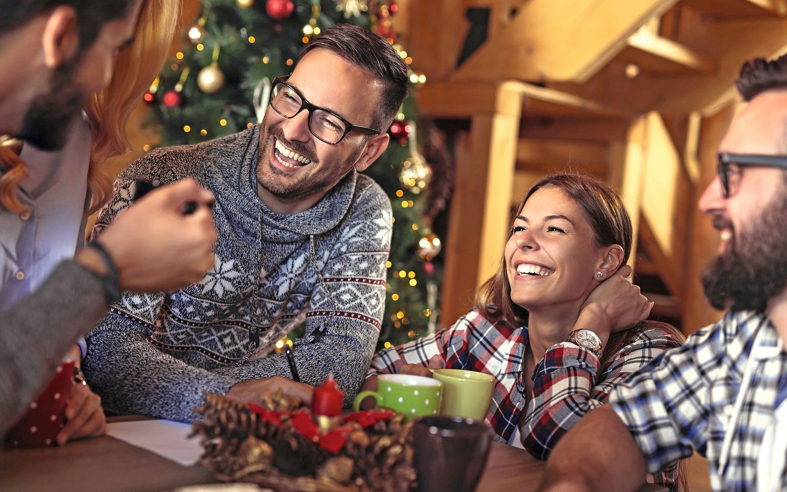 Bild: Mitarbeitende sitzen an einem Tisch in der Vorweihnachtszeit