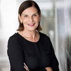 Portrait: Edith Stier-Thompson, Jury-Mitglied beim Gesichter-Wettbewerb 2025