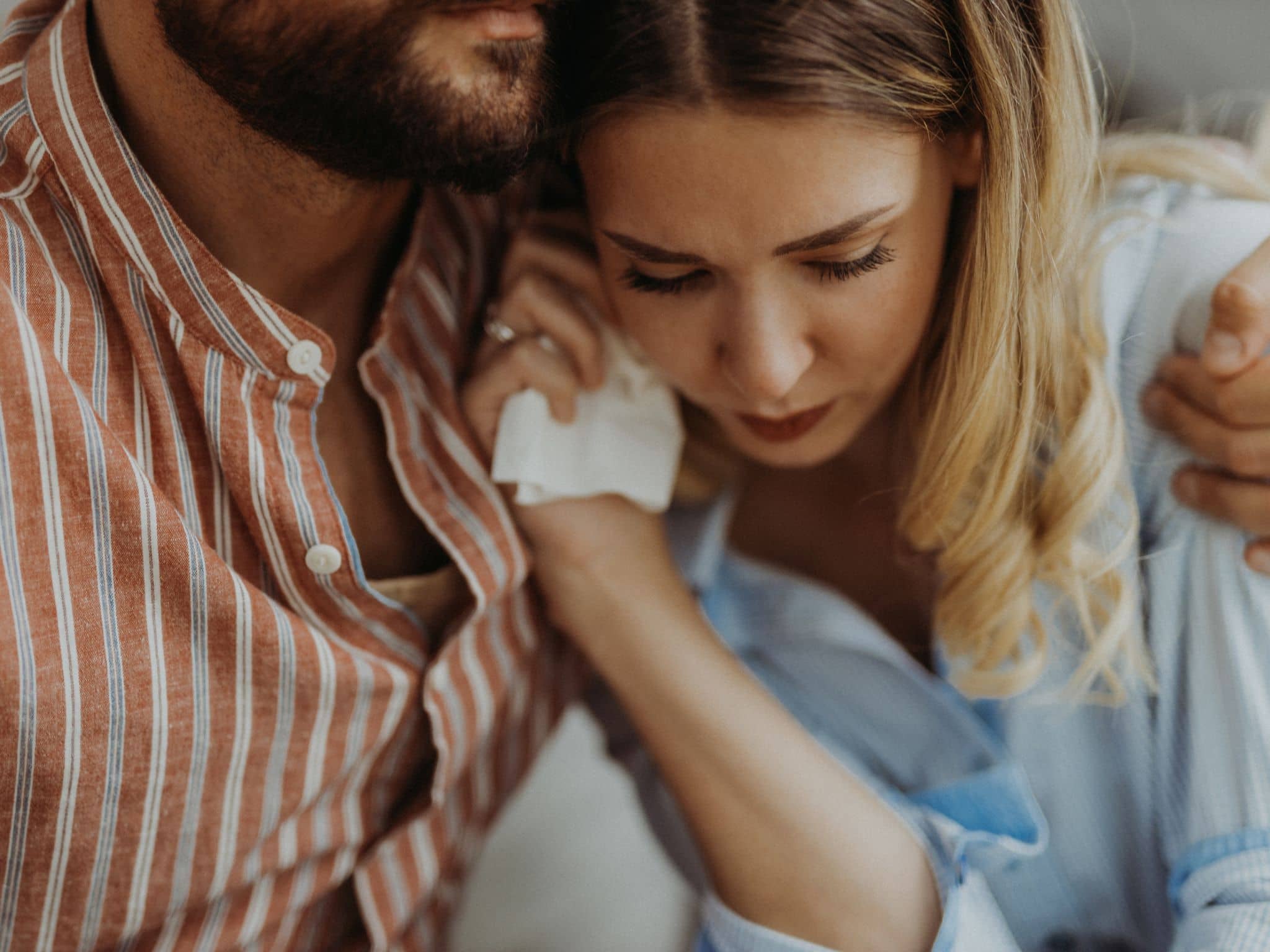 Schutzfristen bei Fehlgeburt: Paar trauert nach Fehlgeburt