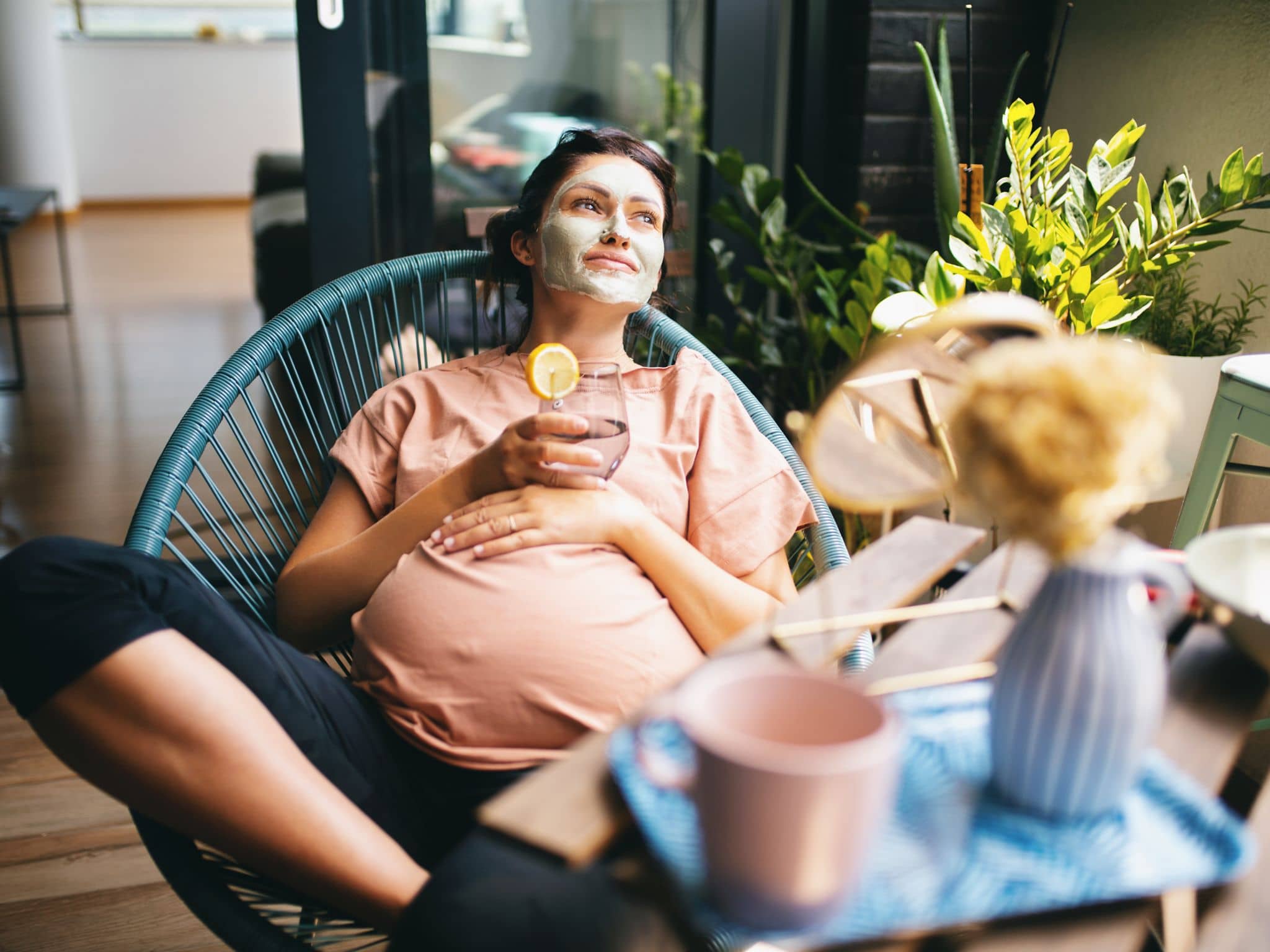 Kosmetik in der Schwangerschaft: Eine hochschwangere Frau pflegt ihr Gesicht