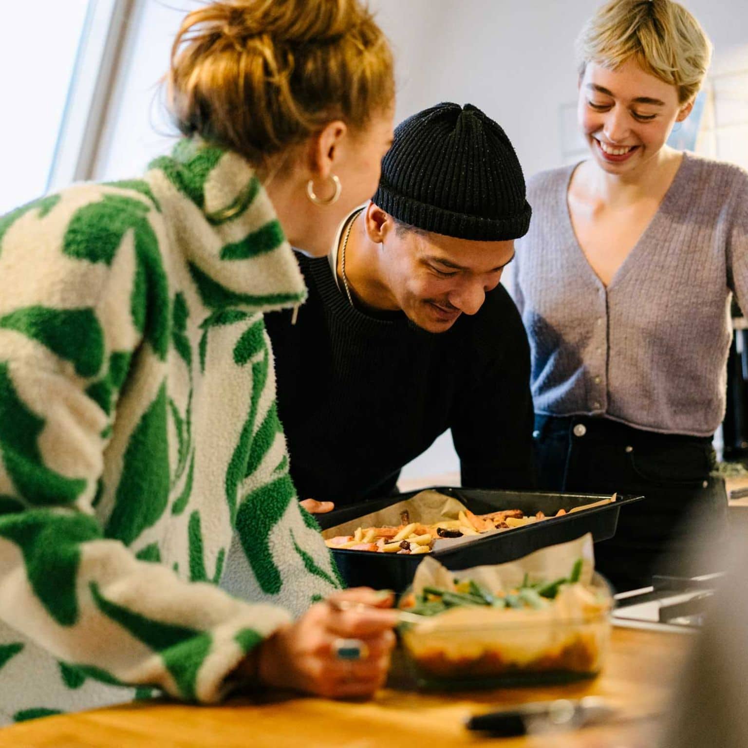 Zmiana kasy chorych: Przyjaciele wspólnie gotują i cieszą się z członkostwa w DAK