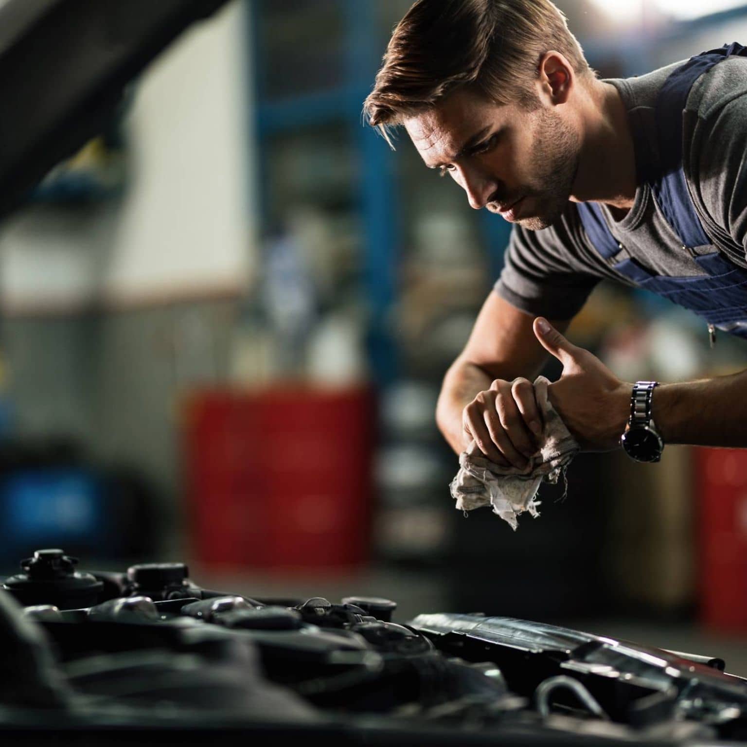 You also need health insurance during your apprenticeship: Motor vehicle mechatronics technician repairs a car.