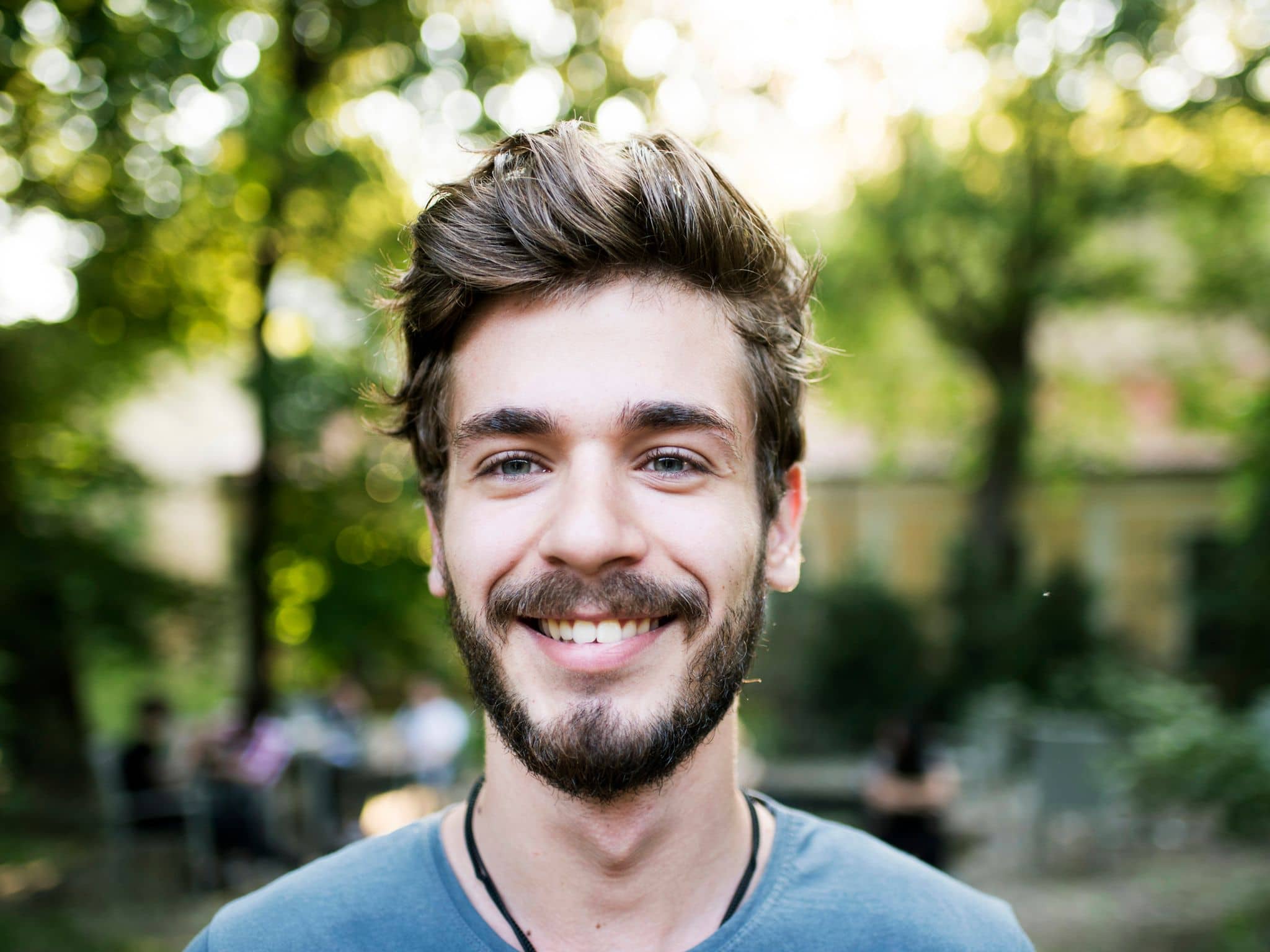 Portret mężczyzny, który cieszy się z korzyści oferowanych przez DAK-Gesundheit.