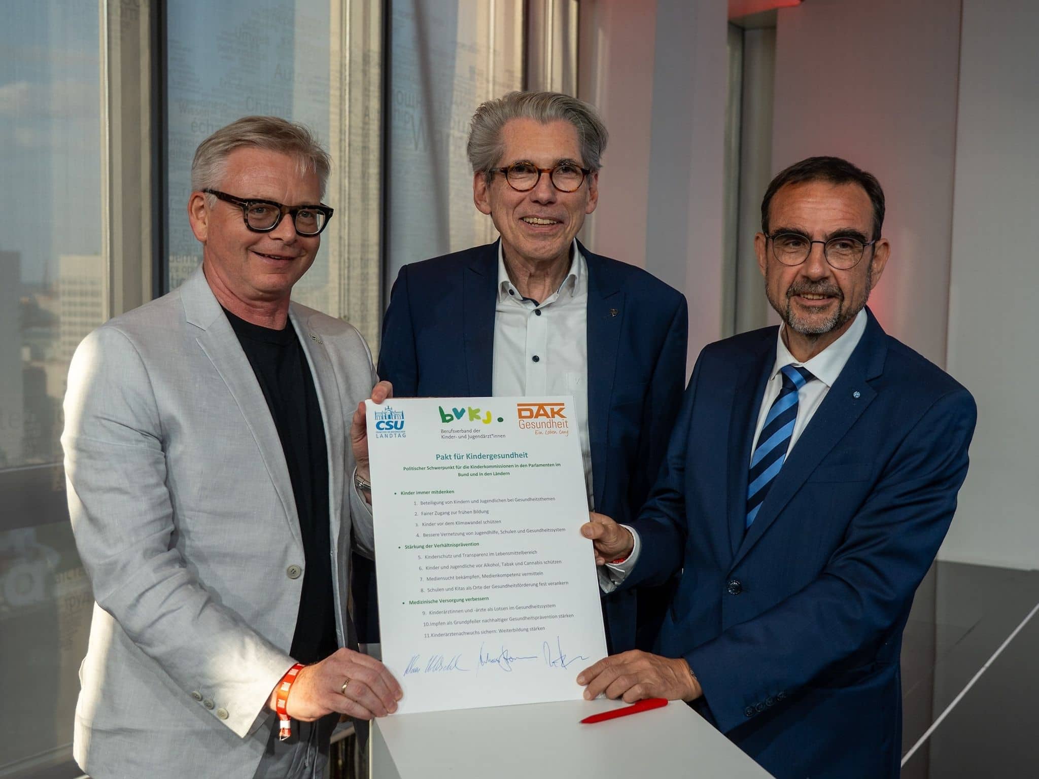 Kindergesundheitspakt 2025: Dr. Hubmann, Andreas Storm und Klaus Holetschek präsentieren die unterschriebene Erklärung