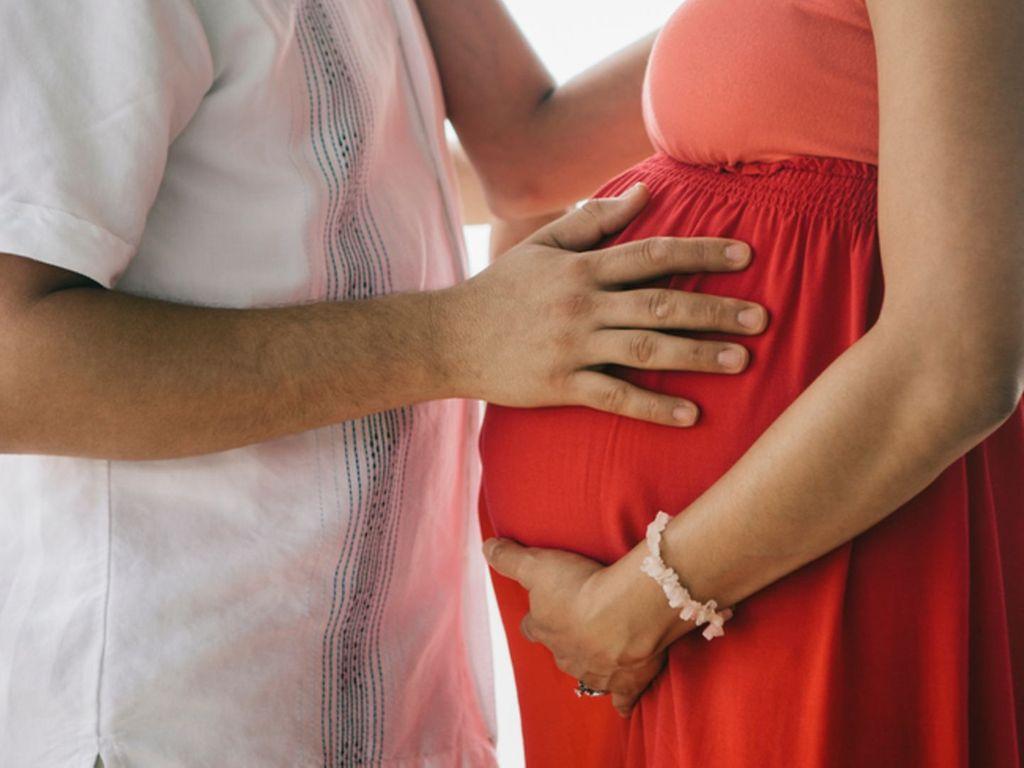 Risikoschwangerschaft: Paar umfasst schwangeren Bauch der Frau
