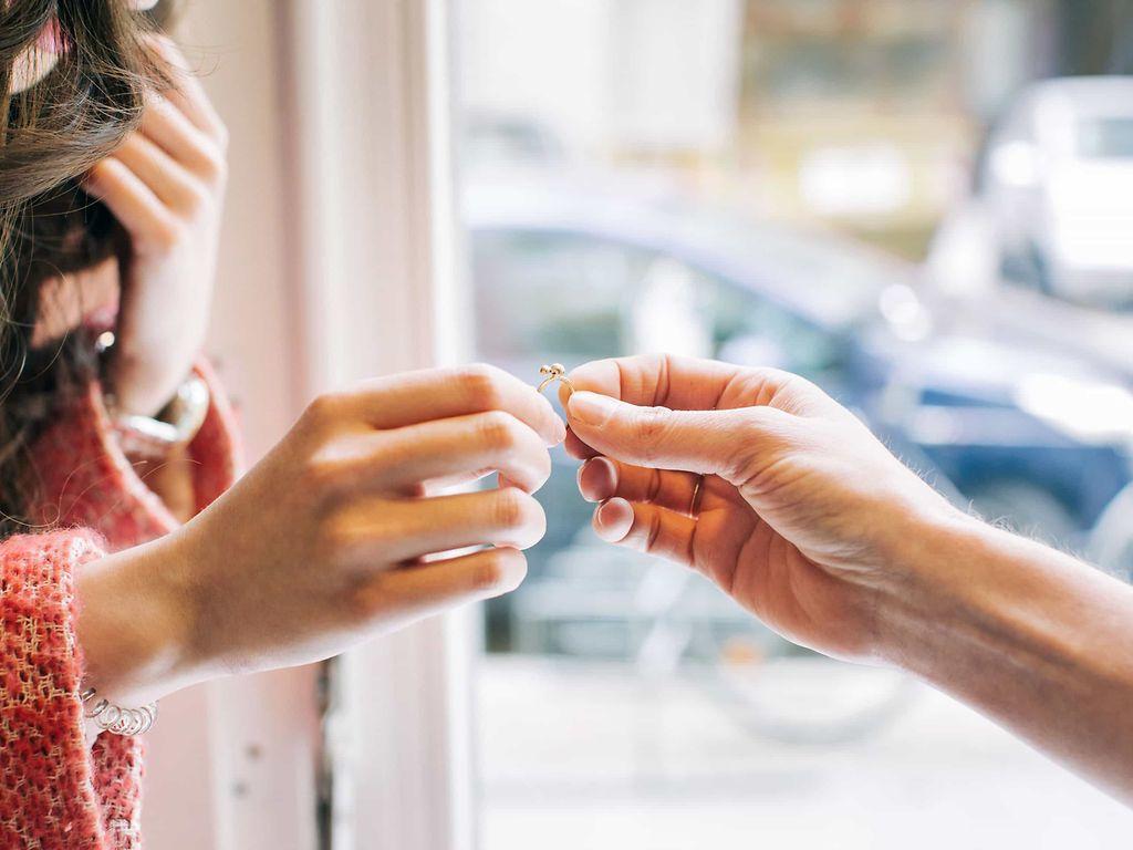 Kontaktallergie: Eine Frauenhand und eine Männerhand halten gemeinsam einen Ring.