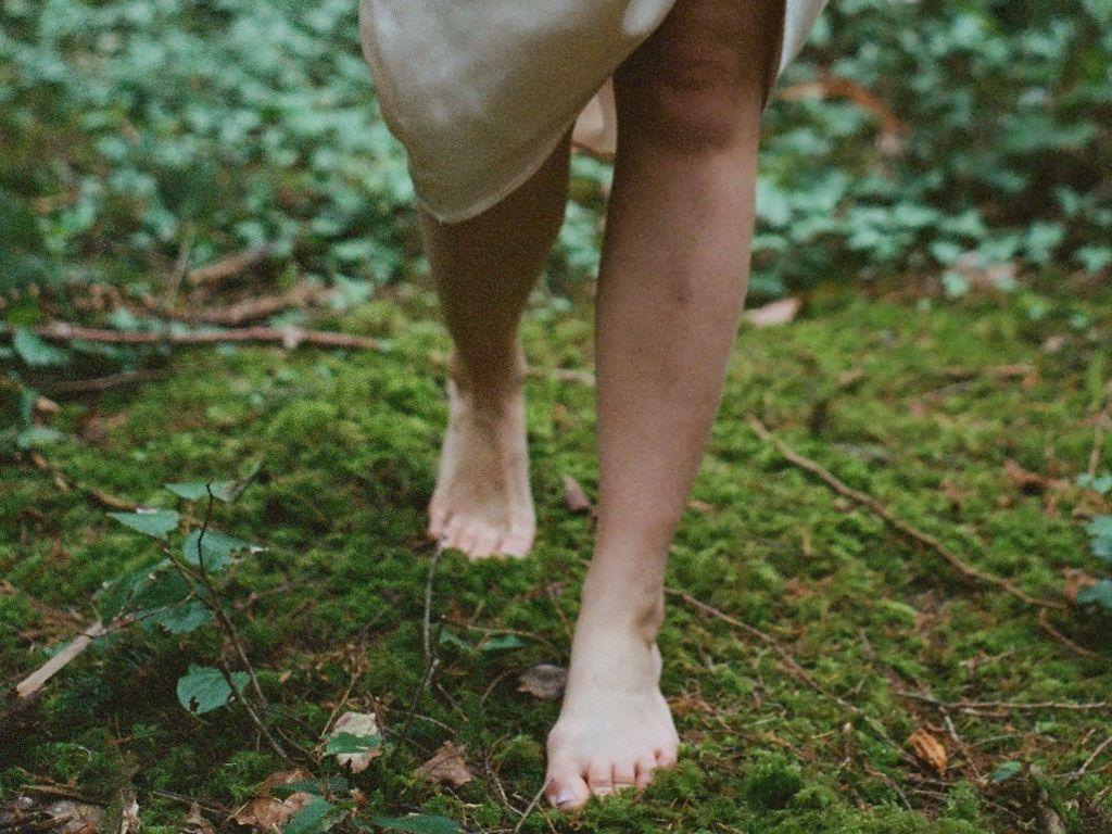 Barfußlaufen: Nackte Füße auf Moos