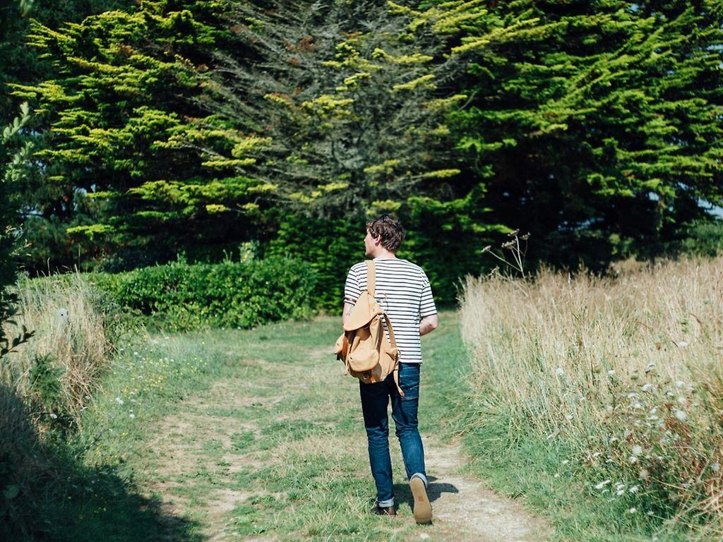 Gehmeditation: Mann geht in der Natur spazieren