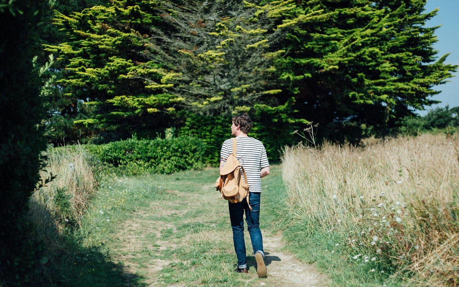 Gehmeditation: Mann geht in der Natur spazieren