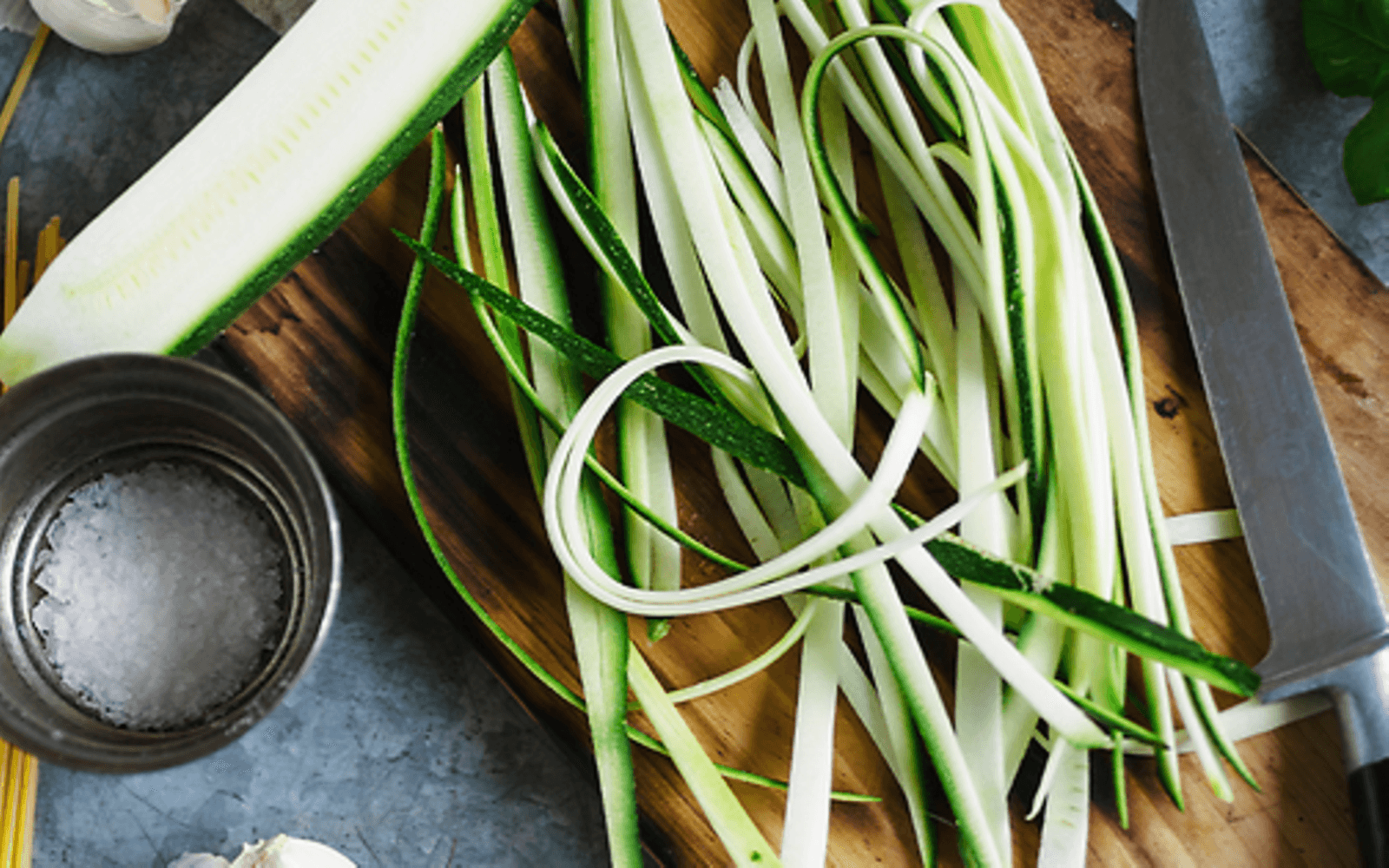 Low Carb: Zucchinibänder für ein vegetarisches Nudelgericht