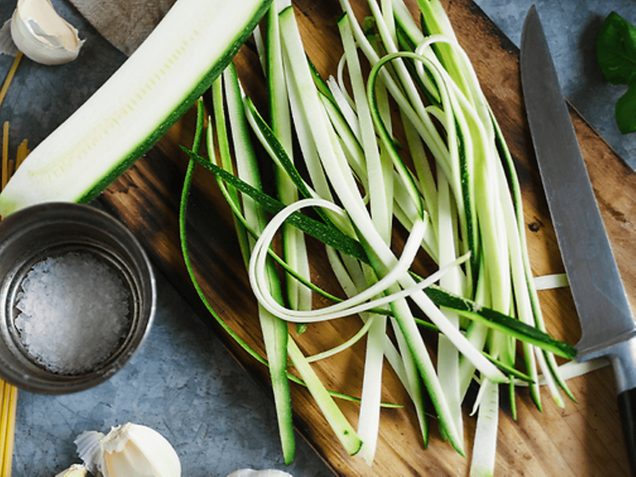 Low Carb: Zucchinibänder für ein vegetarisches Nudelgericht
