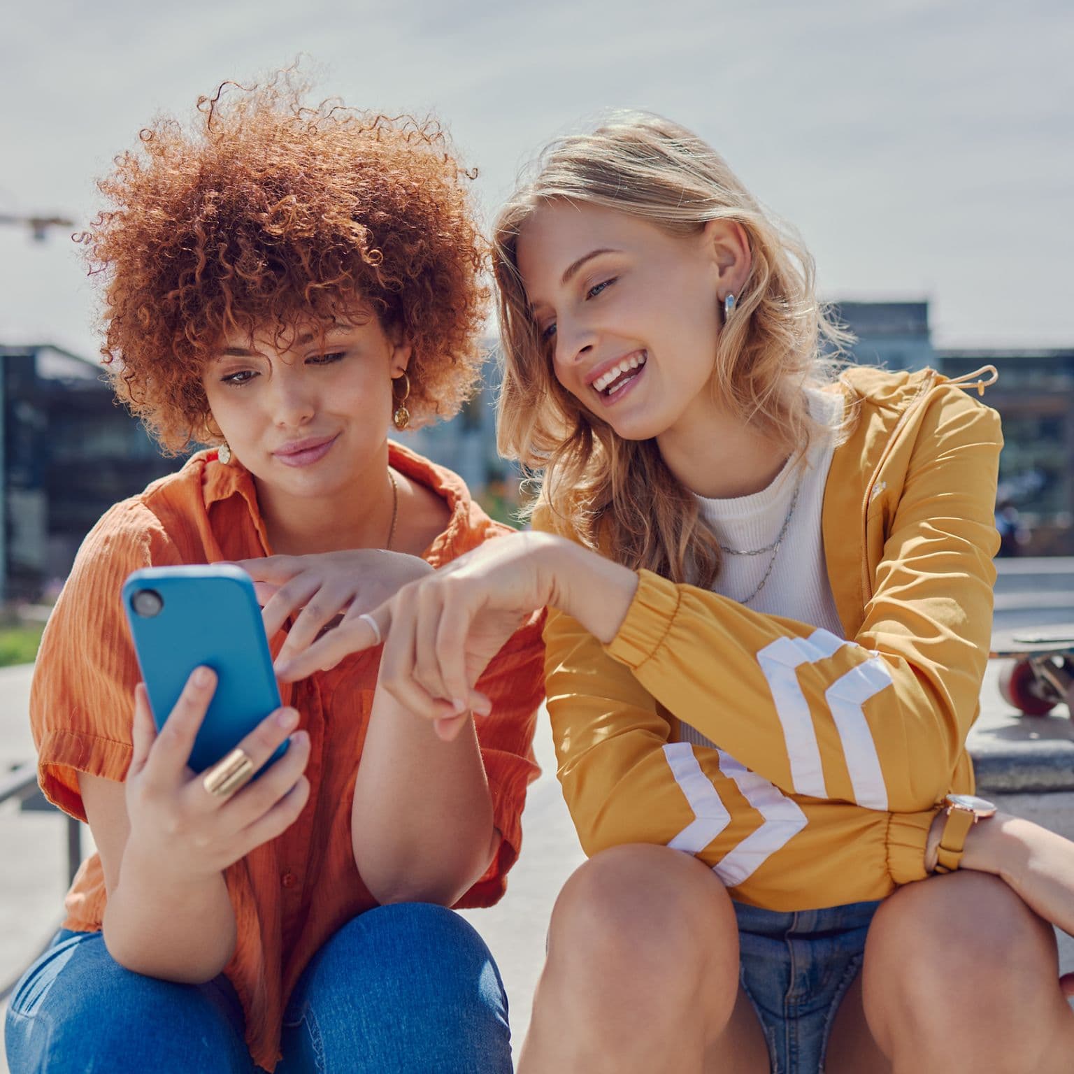 Două femei tinere se bucuă de premiul publicitar.