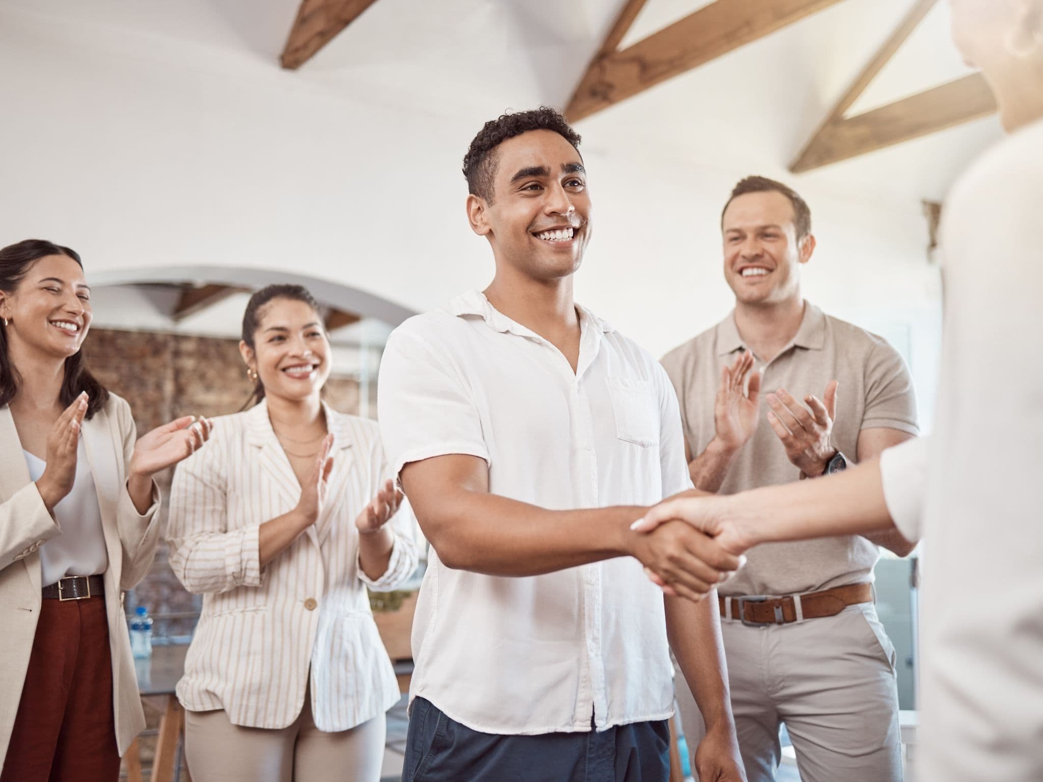 Bild: Kolleginnen und Kollegen begrüßen ein neues Teammitglied.