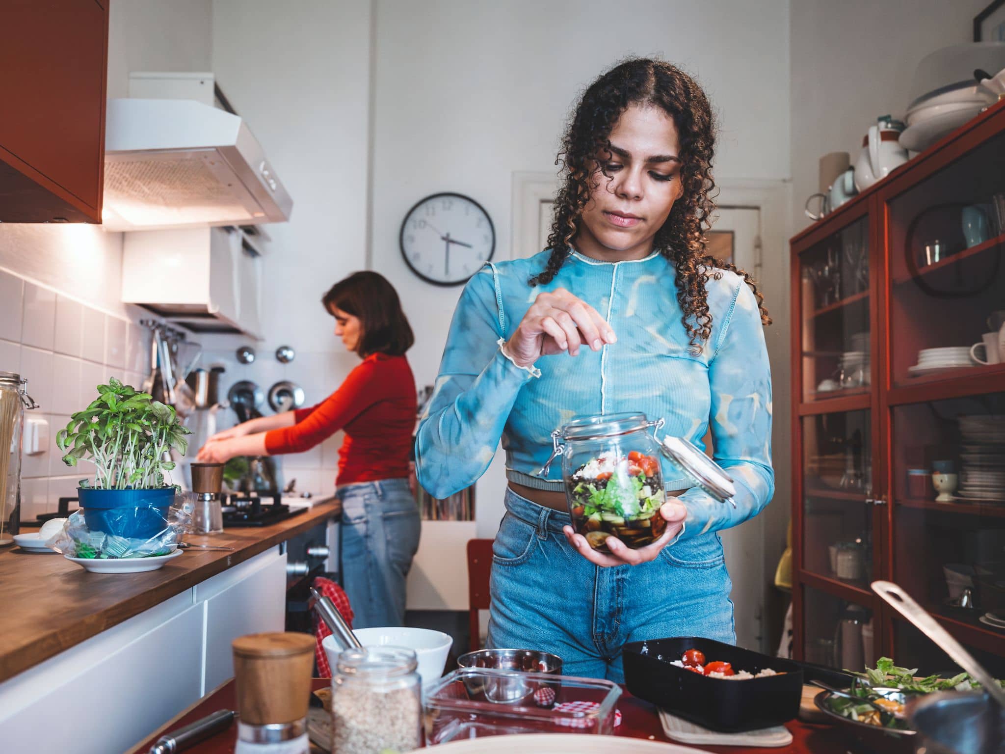 Endometriose & Ernährung: Eine Frau bereitet sich eine gesunde Mahlzeit zu