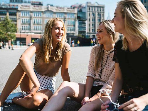 fit4future Teens: Junge Frauen sitzen im Kreis und haben Spaß