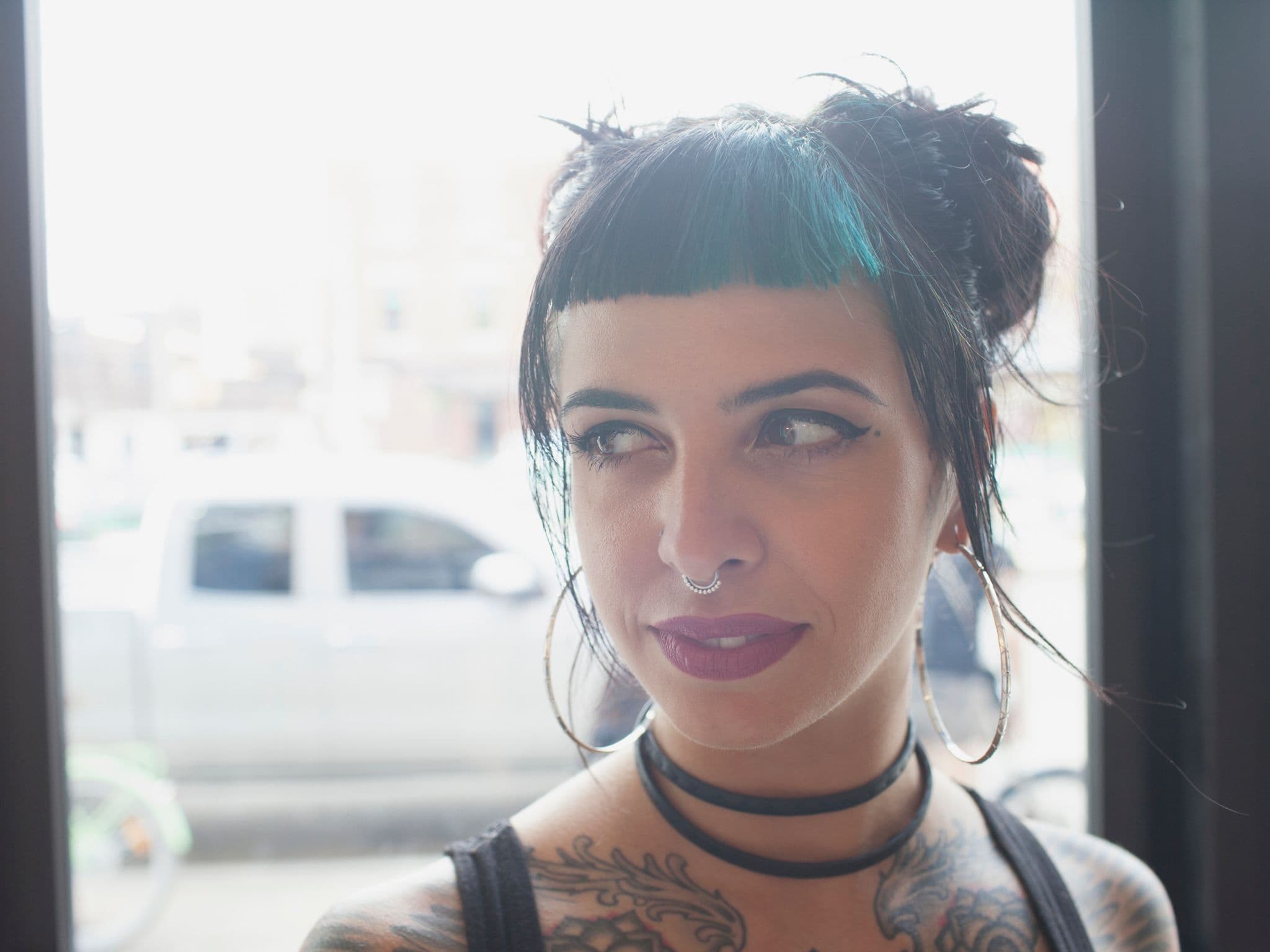 Intimpiercing: Eine junge Frau mit Piercings und Tattoos