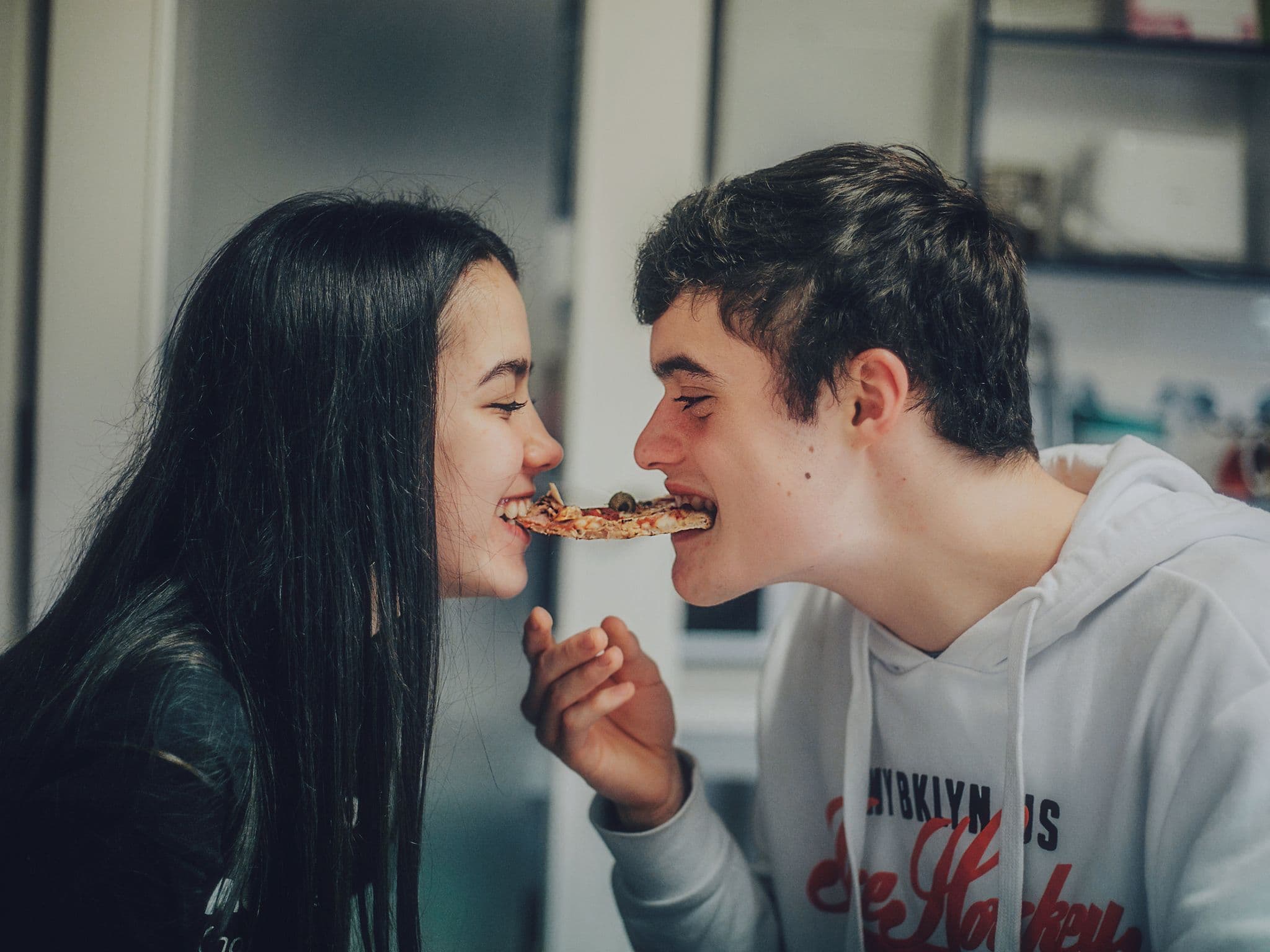 Doktorsex: Ein verliebtes Teenager-Paar teilt sich eine Pizza