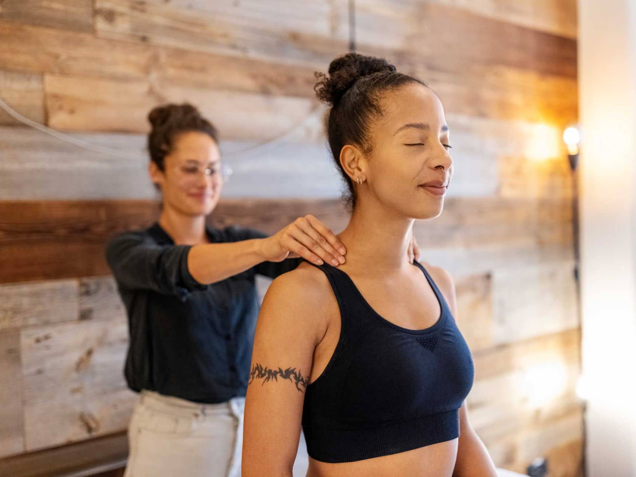 Frau schließt während osteopathischer Behandlung die Augen