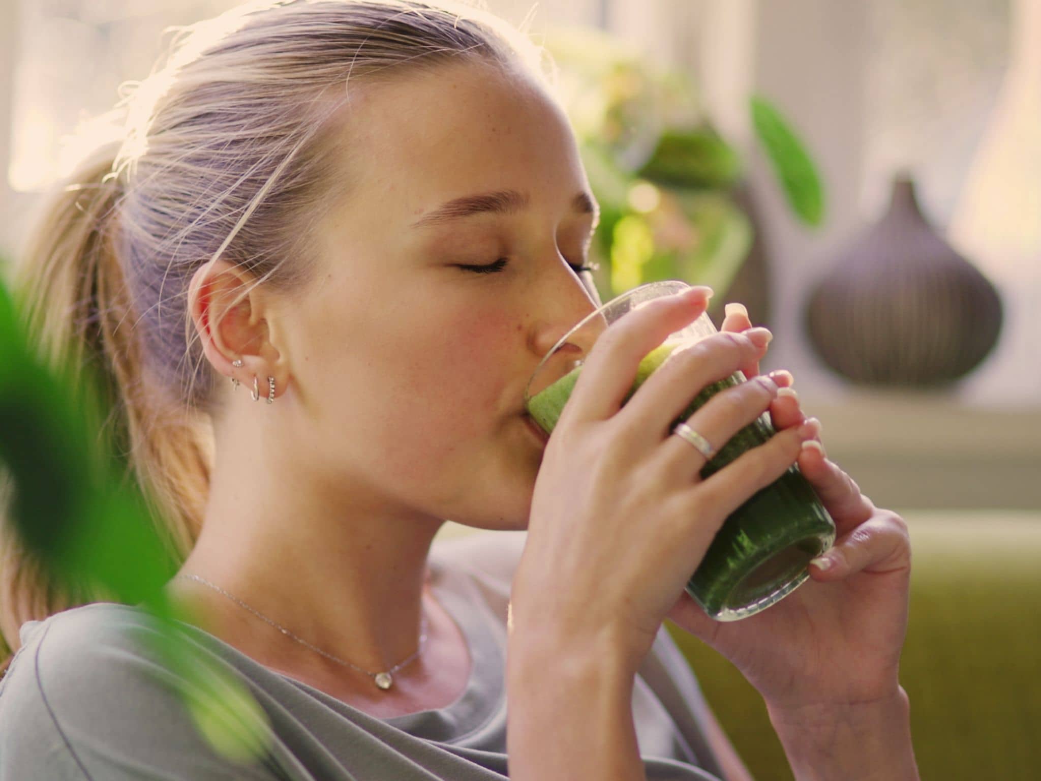 Vitamin B: Eine junge Frau genießt einen gesunden Smoothie mit viel Vitamin B