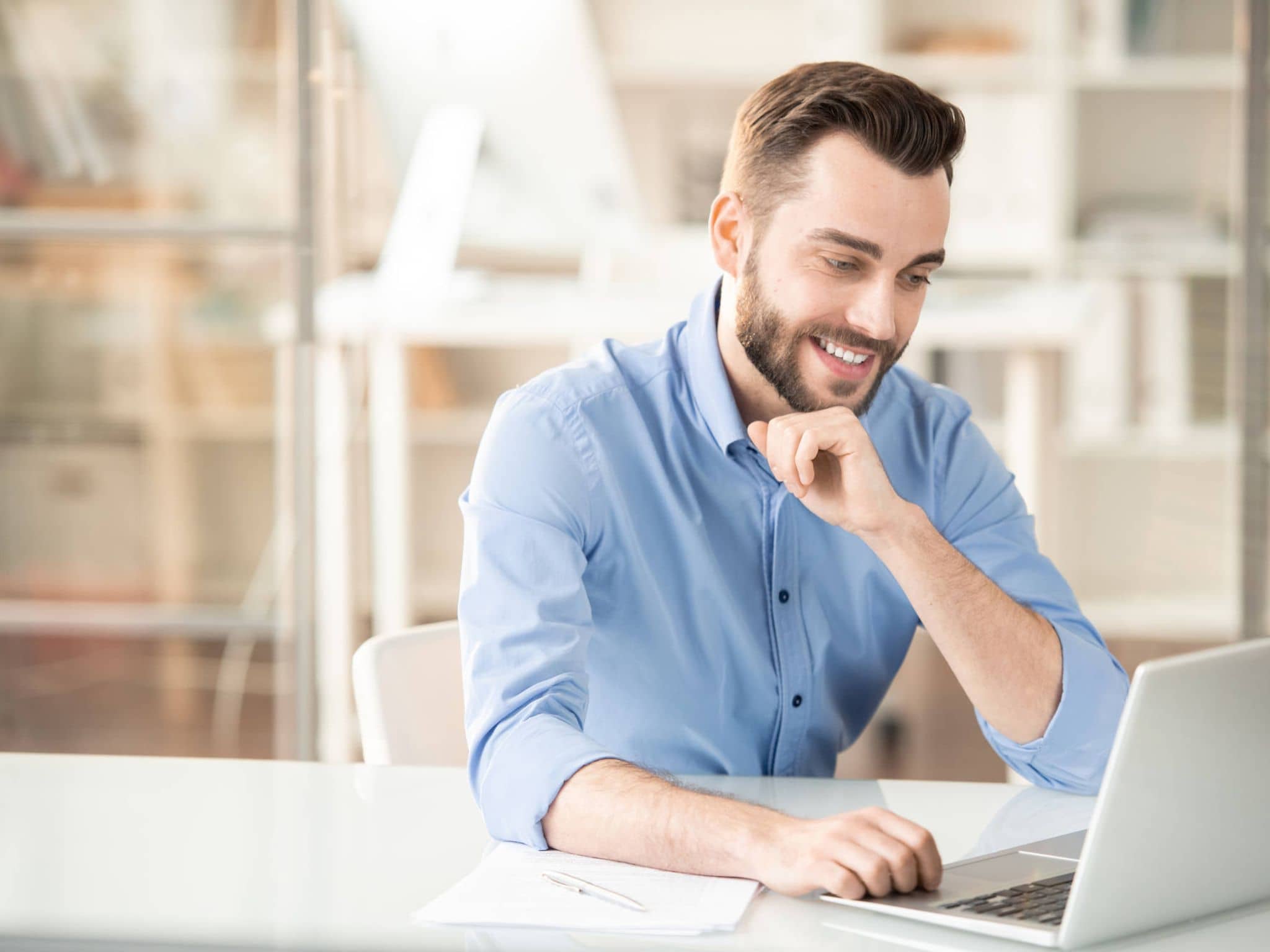 Ein Mann nimmt an seinem Laptop am Online-Seminar "Gesundheit fördern - Steuern sparen" teil.