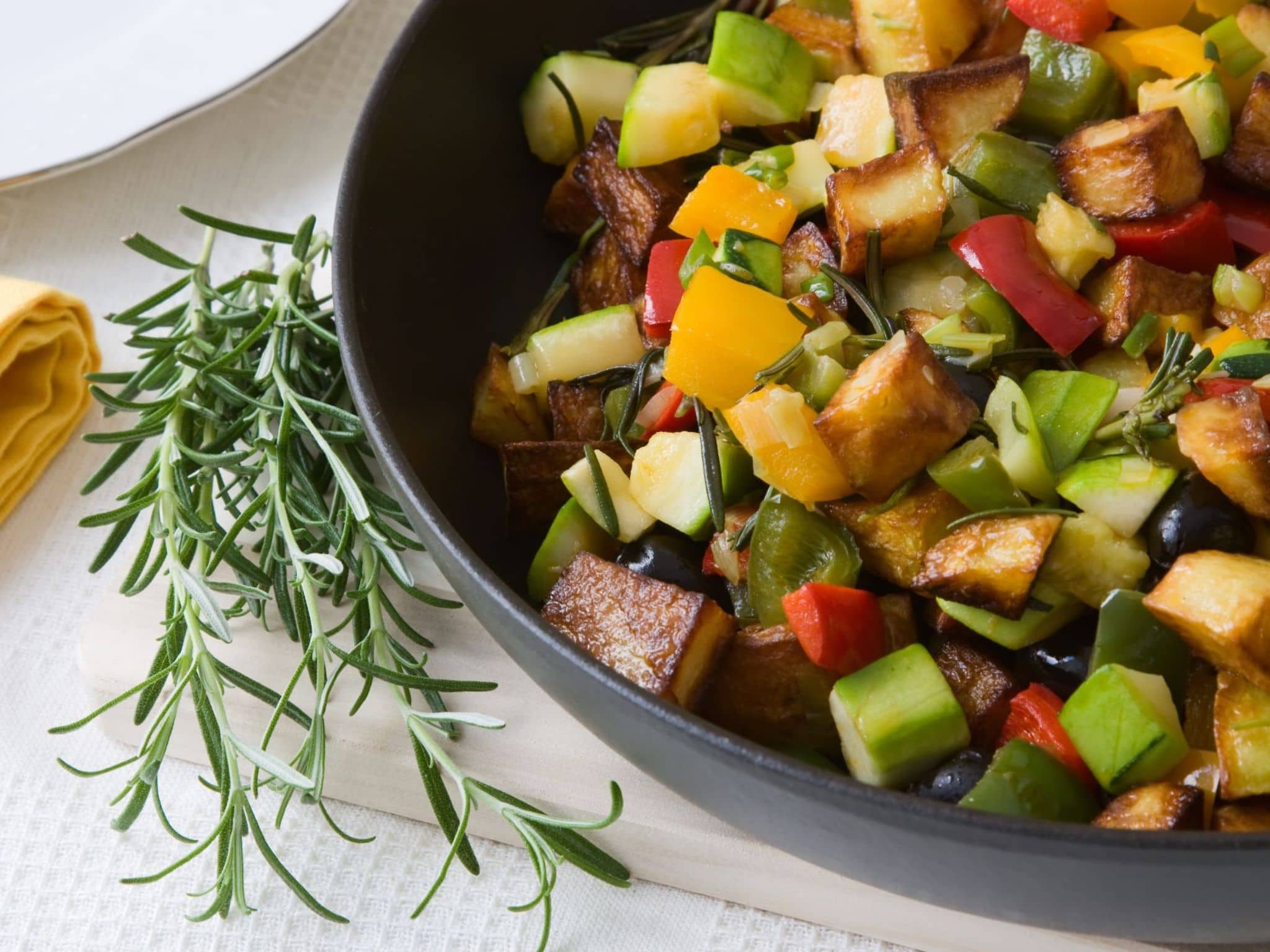 Bunte Paprika-Gemüsepfanne mit frischem Gemüse – eiweißreich, vitaminreich und ideal für eine ausgewogene Ernährung.