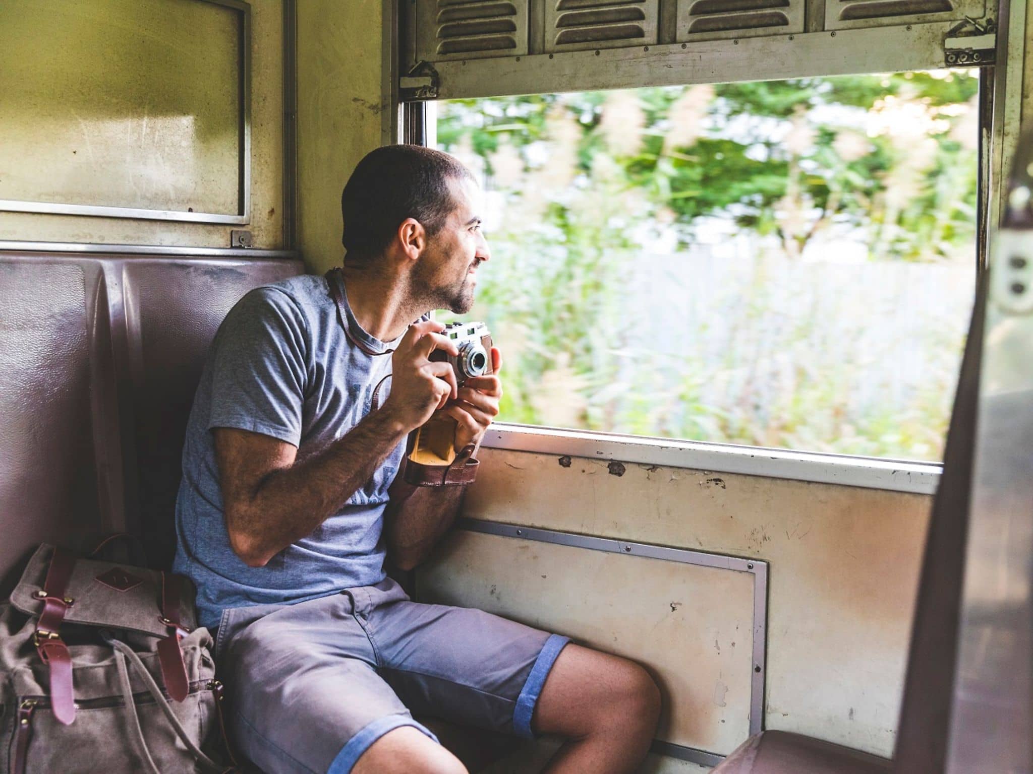 Ein Reisender im Zug unterwegs in Thailand.