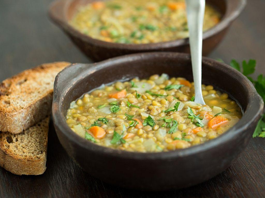 Vegane Suppe bei Erkältung: Eine Schüssel Linsensuppe mit Brot.
