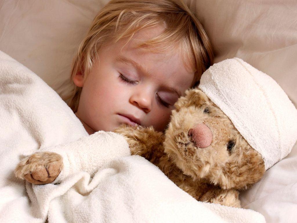 Junge und Teddybär-in-Bett