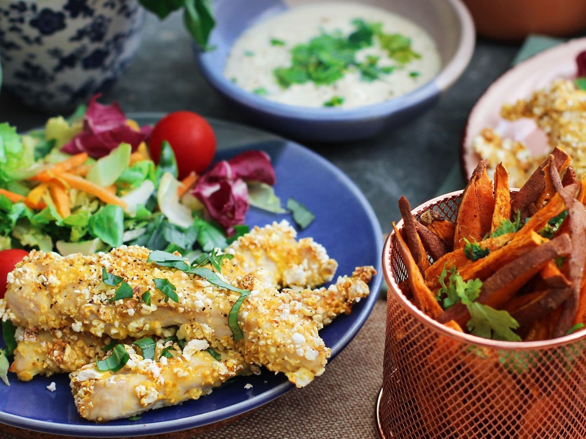 Richtig essen in der Schwangerschaft: Ein Teller Salat mit Süßkartoffel-Pommes