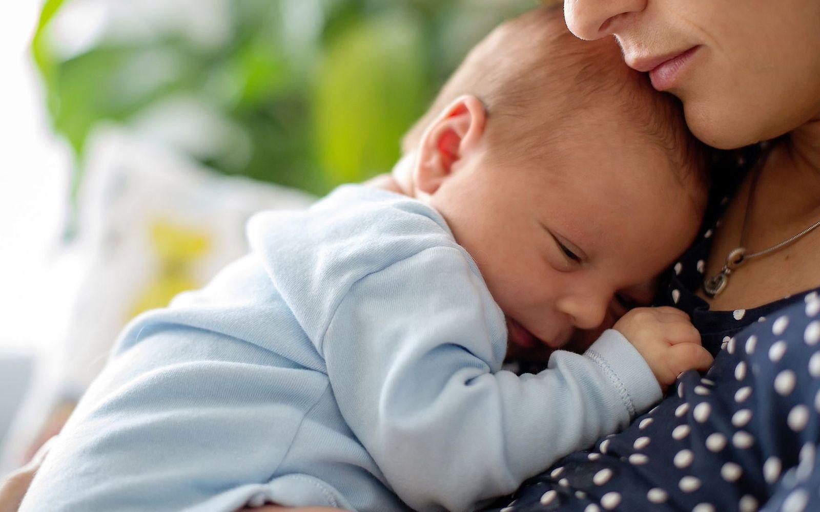 Geburtstermin errechnen: Eine Mutter hält ihr Baby im Arm