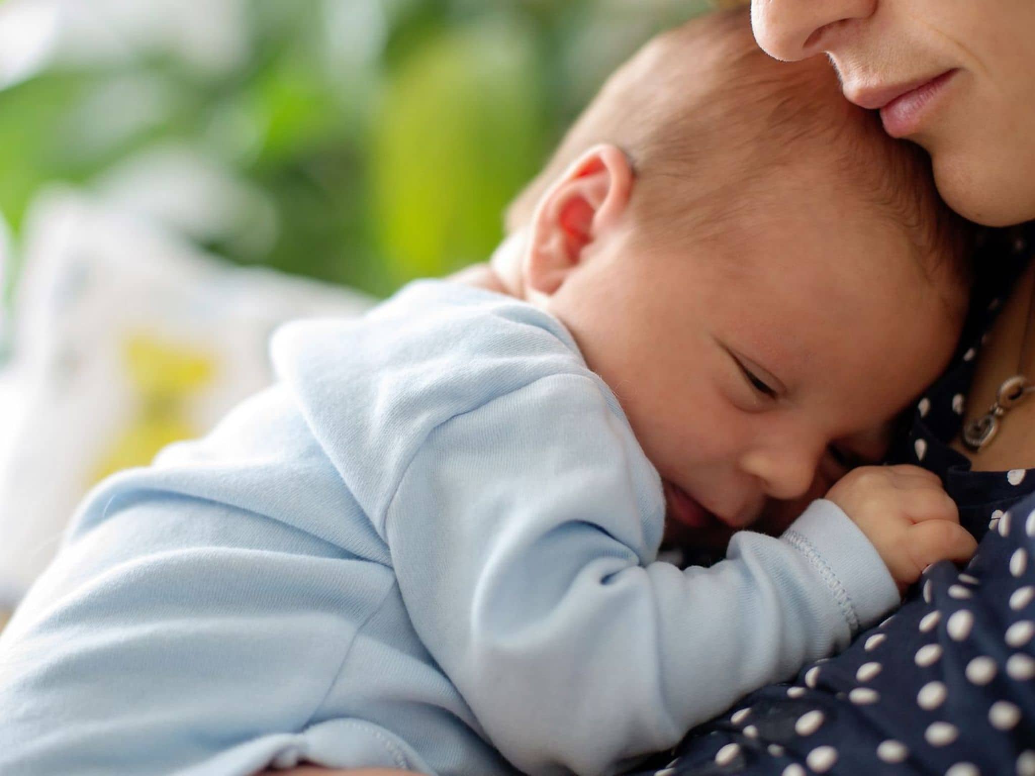 Geburtstermin errechnen: Eine Mutter hält ihr Baby im Arm