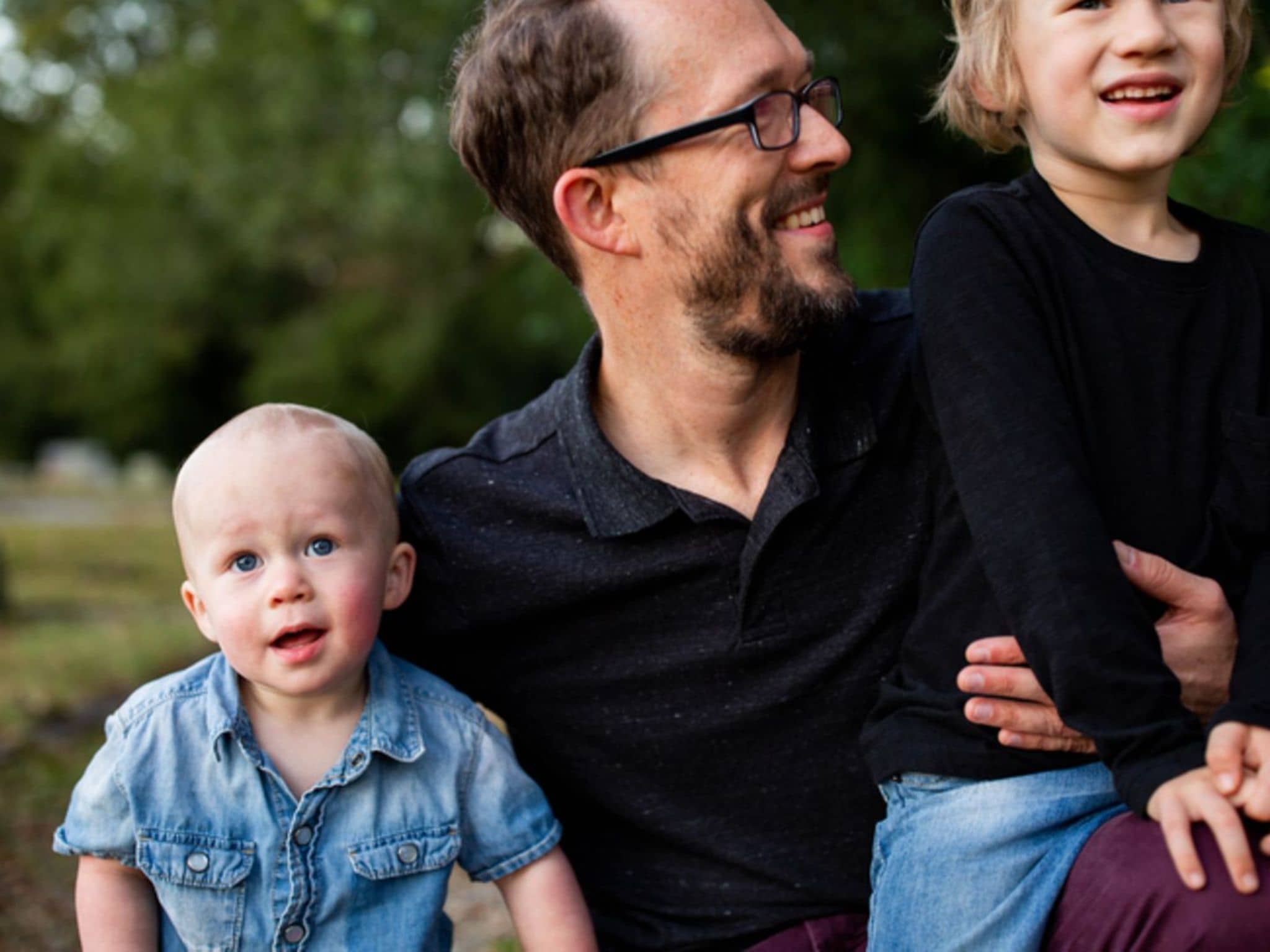 Vater mit seinen beiden Kindern in der Natur