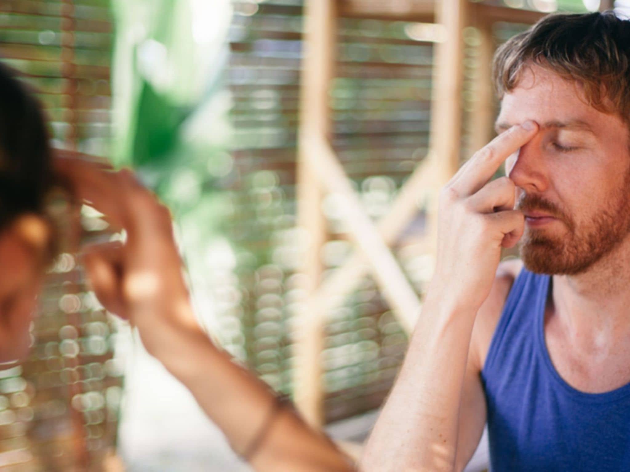 Mann wendet an der Stirn Akupressur an